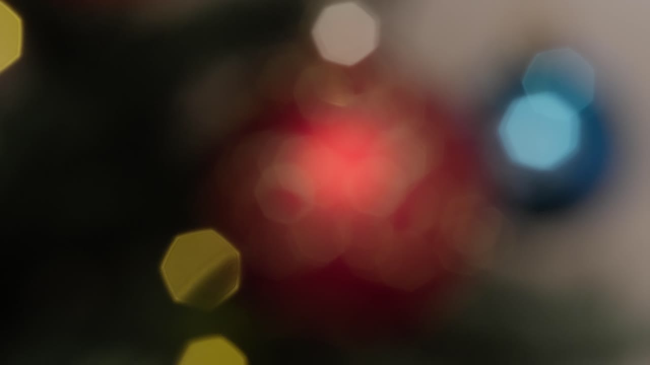 la ornamentación del árbol de navidad de bola roja brillante se está enfocando lentamente