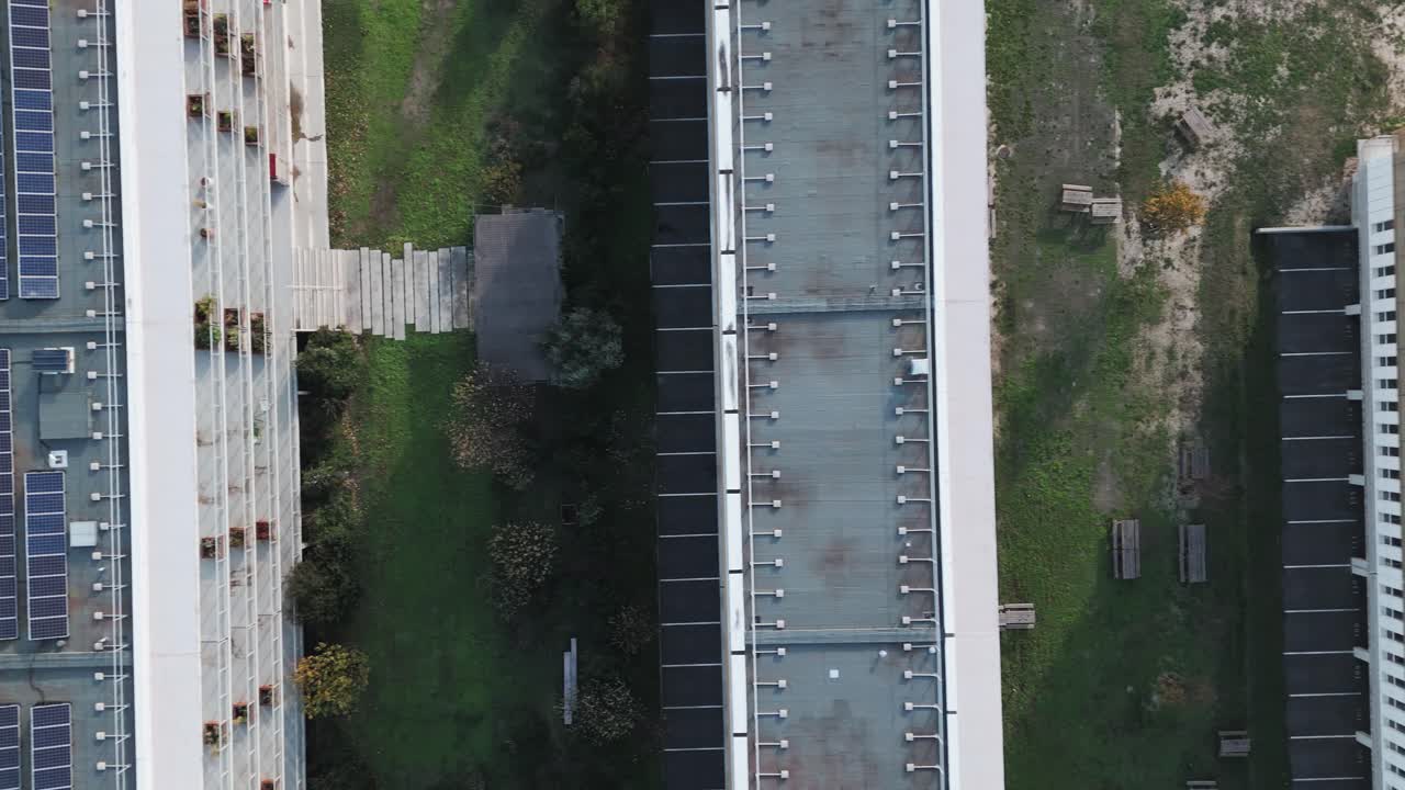 desde arriba, el complejo parece una mezcla de apartamentos espaciosos y modernos.