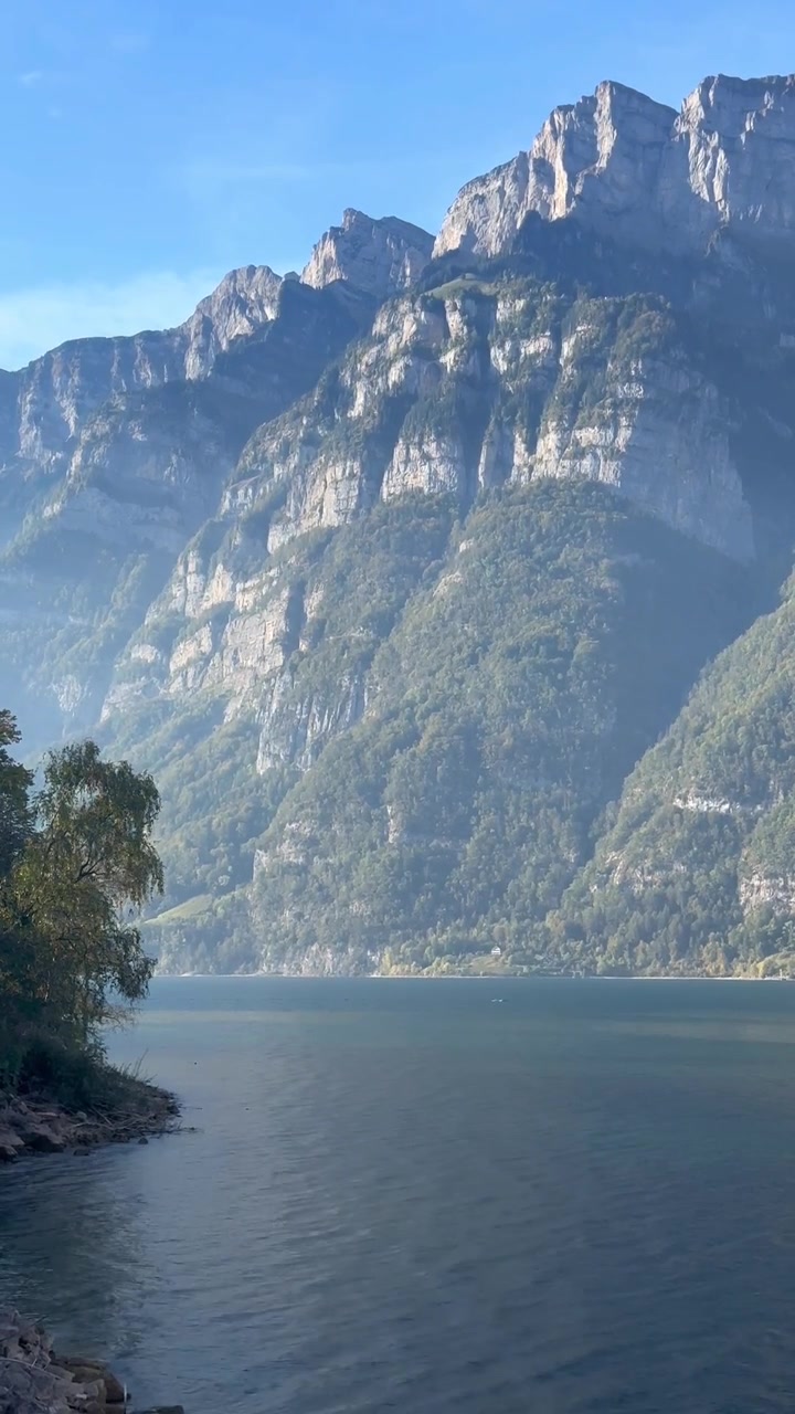 Walenjärven (Walensee) ranta Churfirsten-vuorijonon kanssa Sveitsin kantonissa, Sveitsissä, pystysuuntainen video.