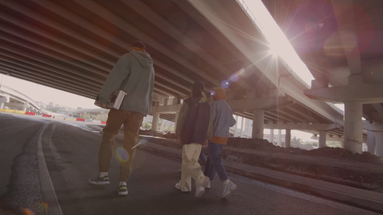 도로를 고 있는 댄스 크루