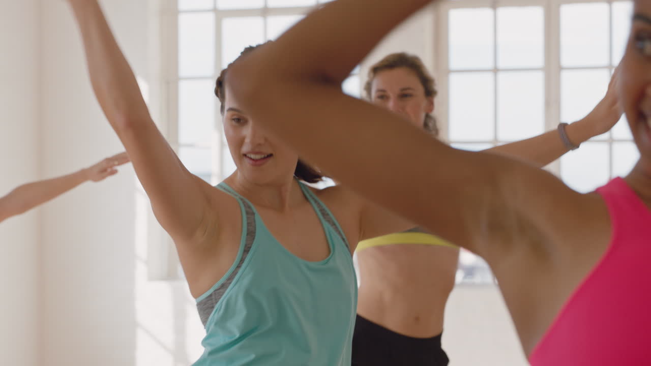 feliz mujer caucásica bailando grupo de personas sanas disfrutando del entrenamiento practicando movimientos de baile coreográficos divirtiéndose en un animado gimnasio