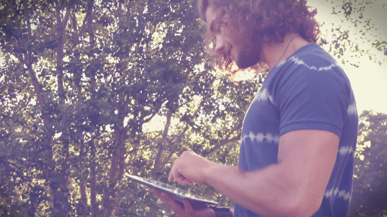 en formato de alta calidad hipster guapo usando su tableta