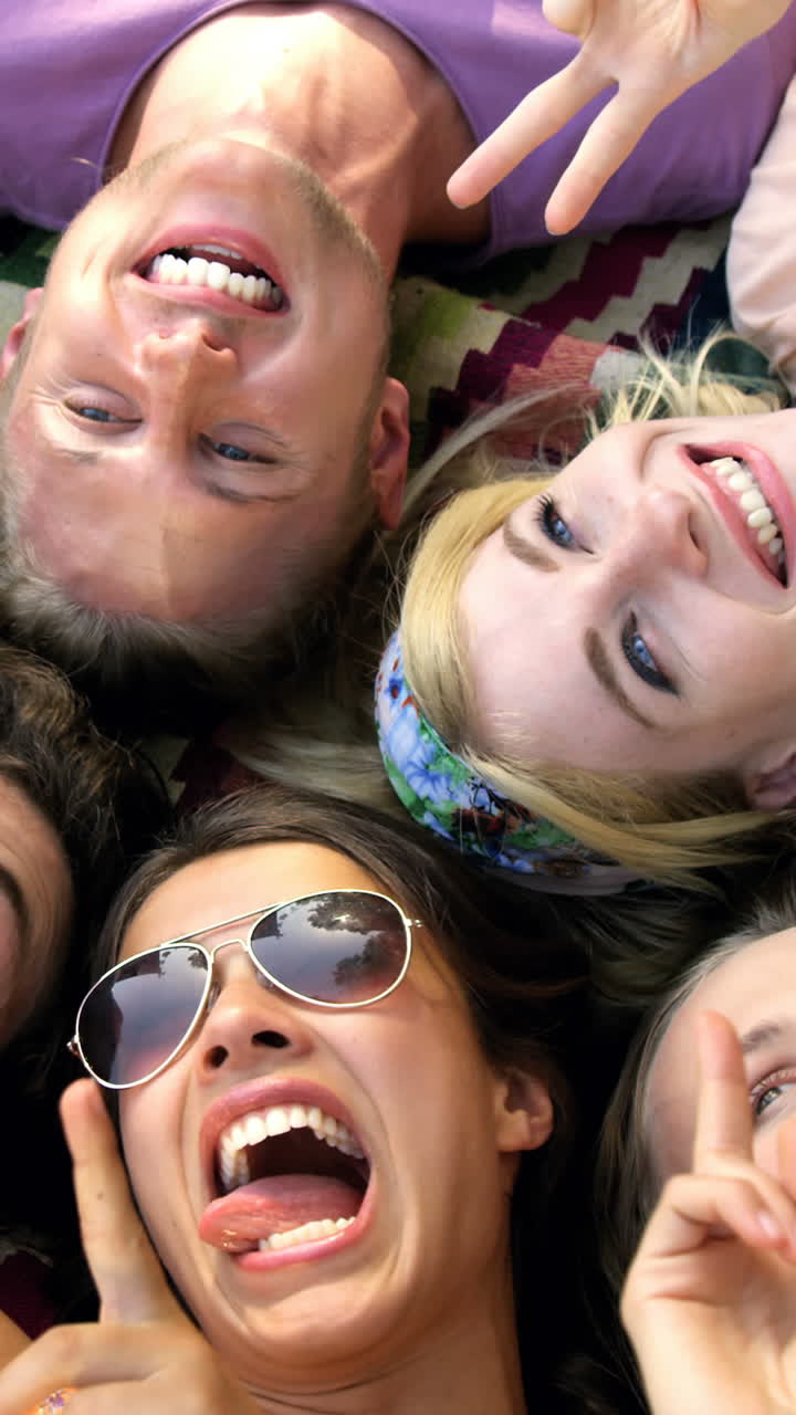 ⁇ 스터 친구 들 이 거짓말 을 하는 셀카 를 찍고 있다