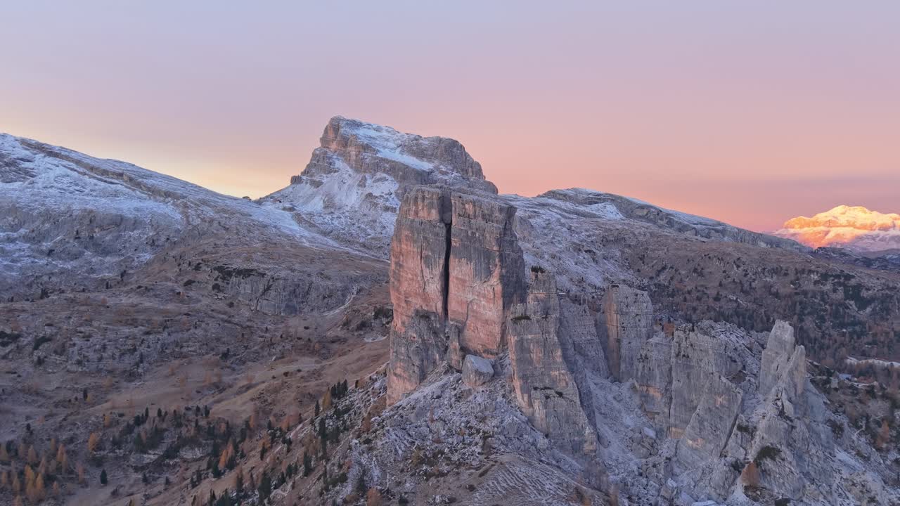 Suggestiva vista drone della formazione rocciosa delle Cinque Torri nelle Dolomiti all'alba
