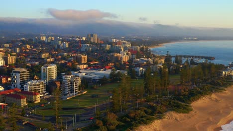 Panorama-Von-Gebäudestrukturen-Und-Kreisverkehr-Am-Stadtstrand-Von-Wollongong-In-Australien