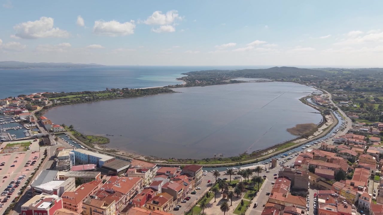 Veduta aerea di Carloforte e delle saline sul Mar Mediterraneo in Sardegna, Italia