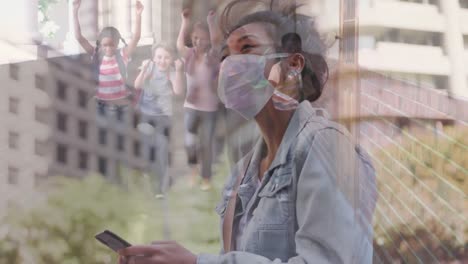 Mujer-Con-Mascarilla-Usando-Un-Teléfono-Inteligente-Contra-Niños-Corriendo-En-El-Pasillo-De-La-Escuela