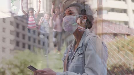 mujer con máscara facial usando un teléfono inteligente contra niños corriendo en el corredor de la escuela
