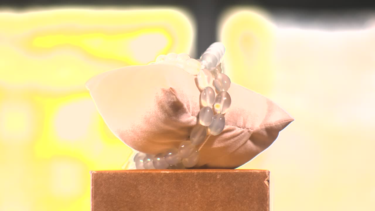 오픈 박스 디스플레이에서 명확한 보석 rosary 회전