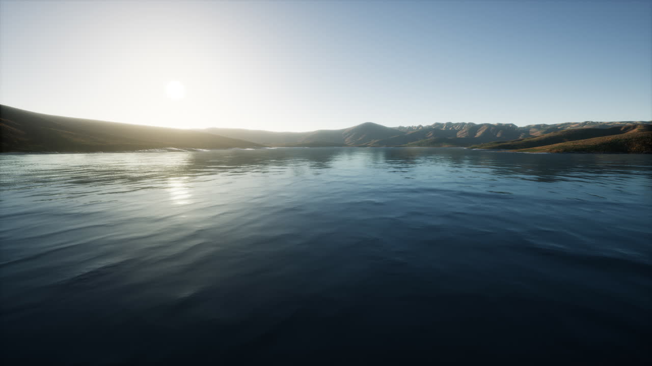 해가 지는 아름다운 평온한 호수