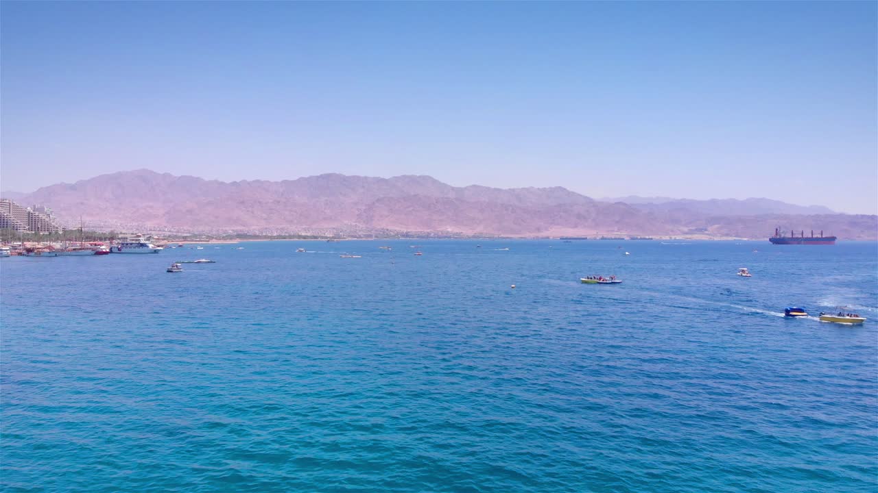 Tekneler ve Dağlarla Eilat Plaj Manzarası