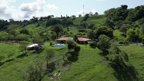 Lufttiefflug-über-Dem-Dach-Einer-Kolumbianischen-Finca-Ranch-Mit-Swimmingpool-Auf-Einem-Hügel