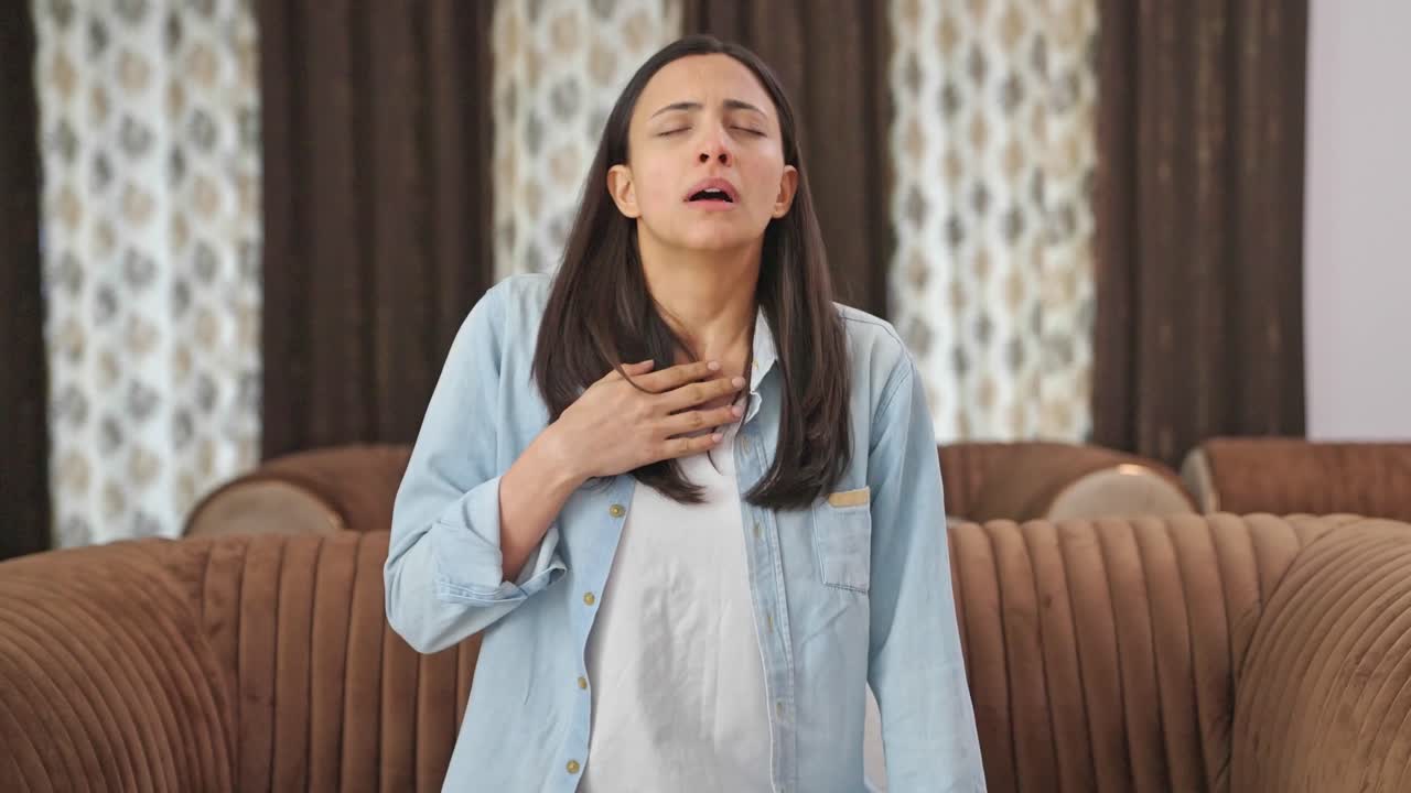 mujer india que tiene un ataque de asma