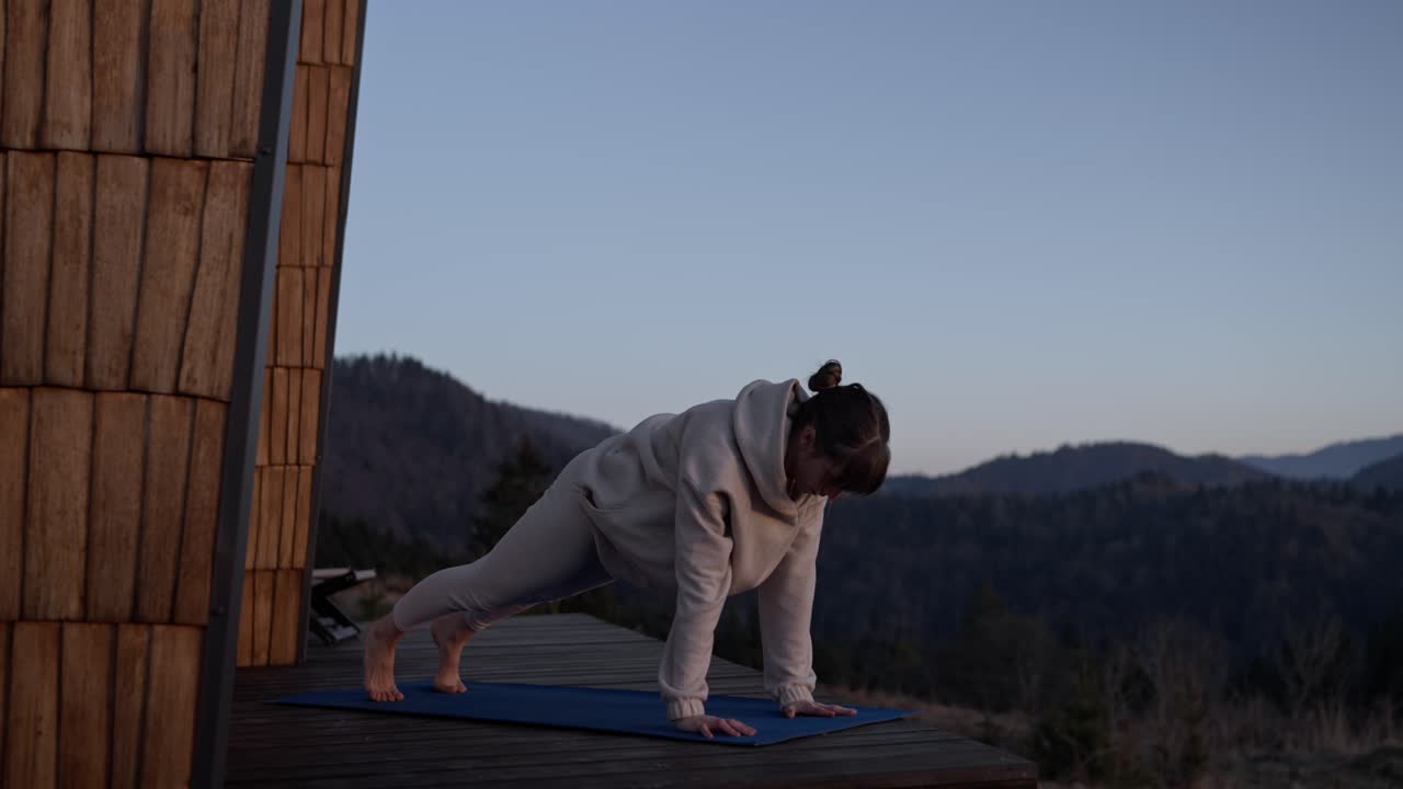 mujer practicando yoga al aire libre