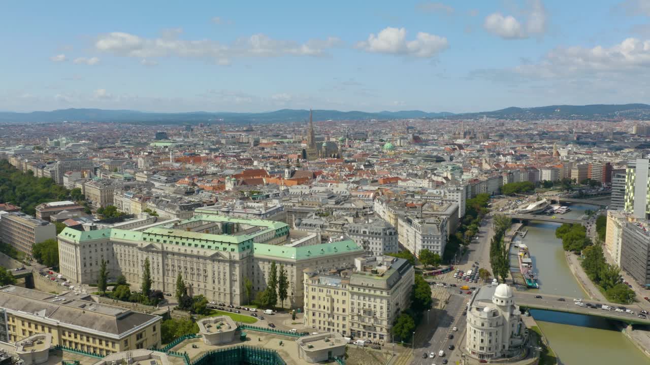 Ripresa con drone sopra Vienna, Austria. Dolly