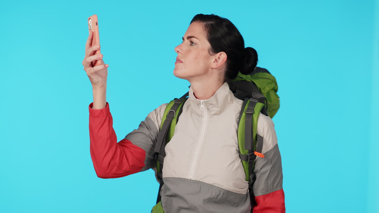 senderismo, teléfono y una mujer en el estudio