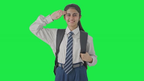 orgullosa niña de la escuela india saludando a la cámara pantalla verde