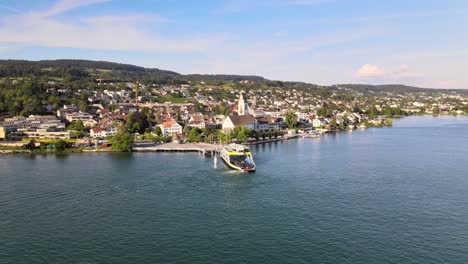 toma aérea de drones girando alrededor del transbordador de automóviles en meilen en suiza