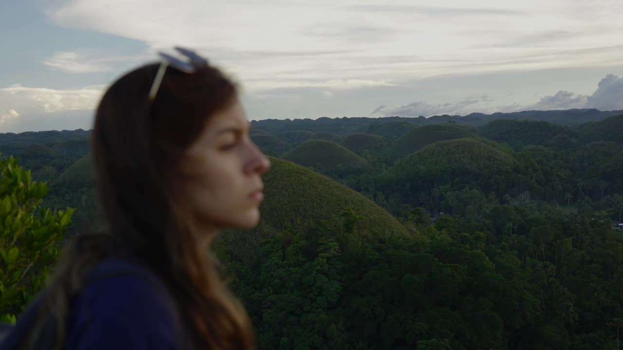 Turista che visita le colline tropicali di Bohol nelle Filippine.