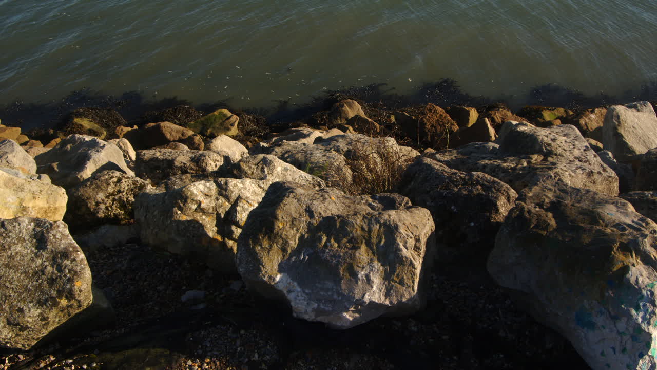 Scatto del mare che lambisce le rocce a Hythe Marina.