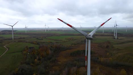 Luftaufnahme-Eines-Sauberen-Und-Erneuerbaren-Windkraftwerks-In-Bewegung,-Das-Kinetische-Energie-Umwandelt,-Moderne-Elektroindustrie,-Umweltschutz,-Innovation,-Ökosystem,-Stromgenerator,-Windturbinen-In-4k