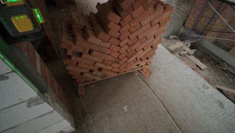 el constructor mide las líneas de reparación utilizando un nivel de láser verde