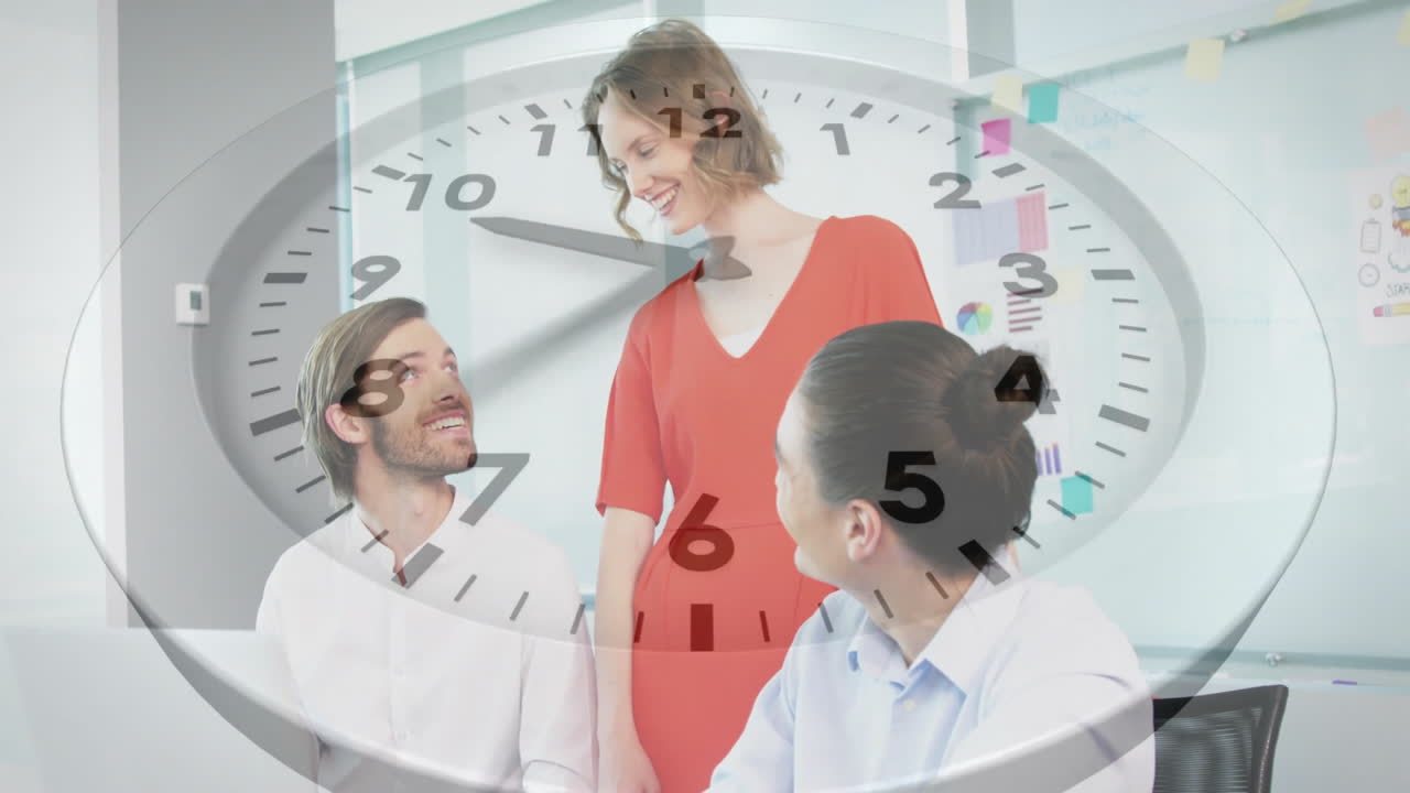 анимация часов, движущаяся над различными коллегами, обсуждающими работу в офисе