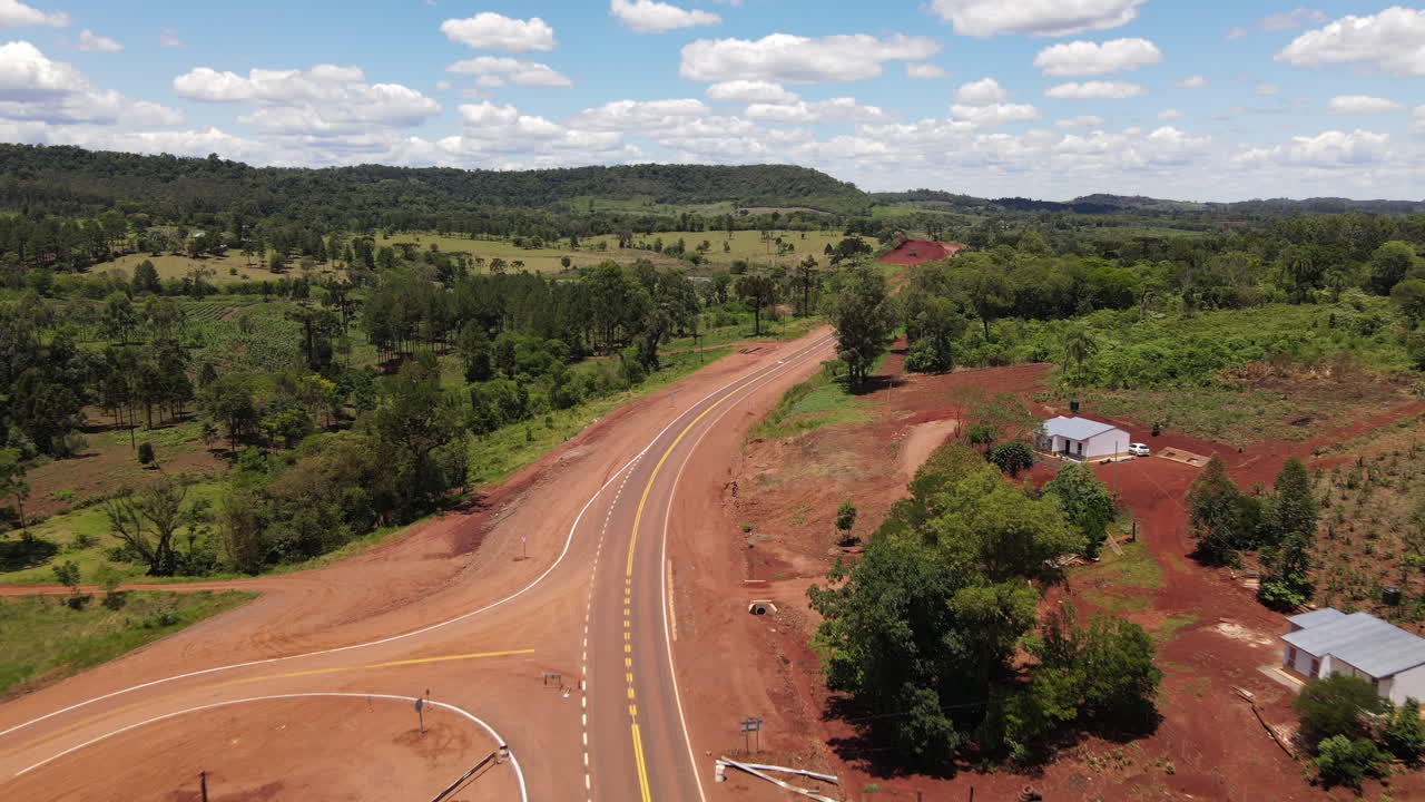 un camino en el medio de una zona rural en argentina