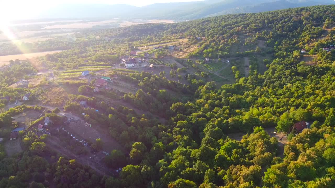 hronsky benadik, 슬로바키아, 렌즈 플레어의 나무와 언덕 사이의 아름다운 땅