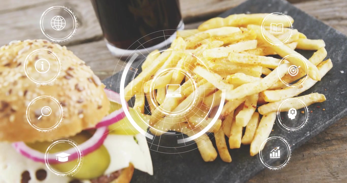 HUD che svanisce e si centra sulle patatine fritte, anelli che rivelano un hamburger al sesamo, tazza su un tavolo di legno per mostrare il menu.