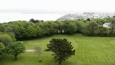 Vista-Aérea-Del-Campo-De-Golf-En-St-Ives-En-Cornwall,-Inglaterra,-Reino-Unido