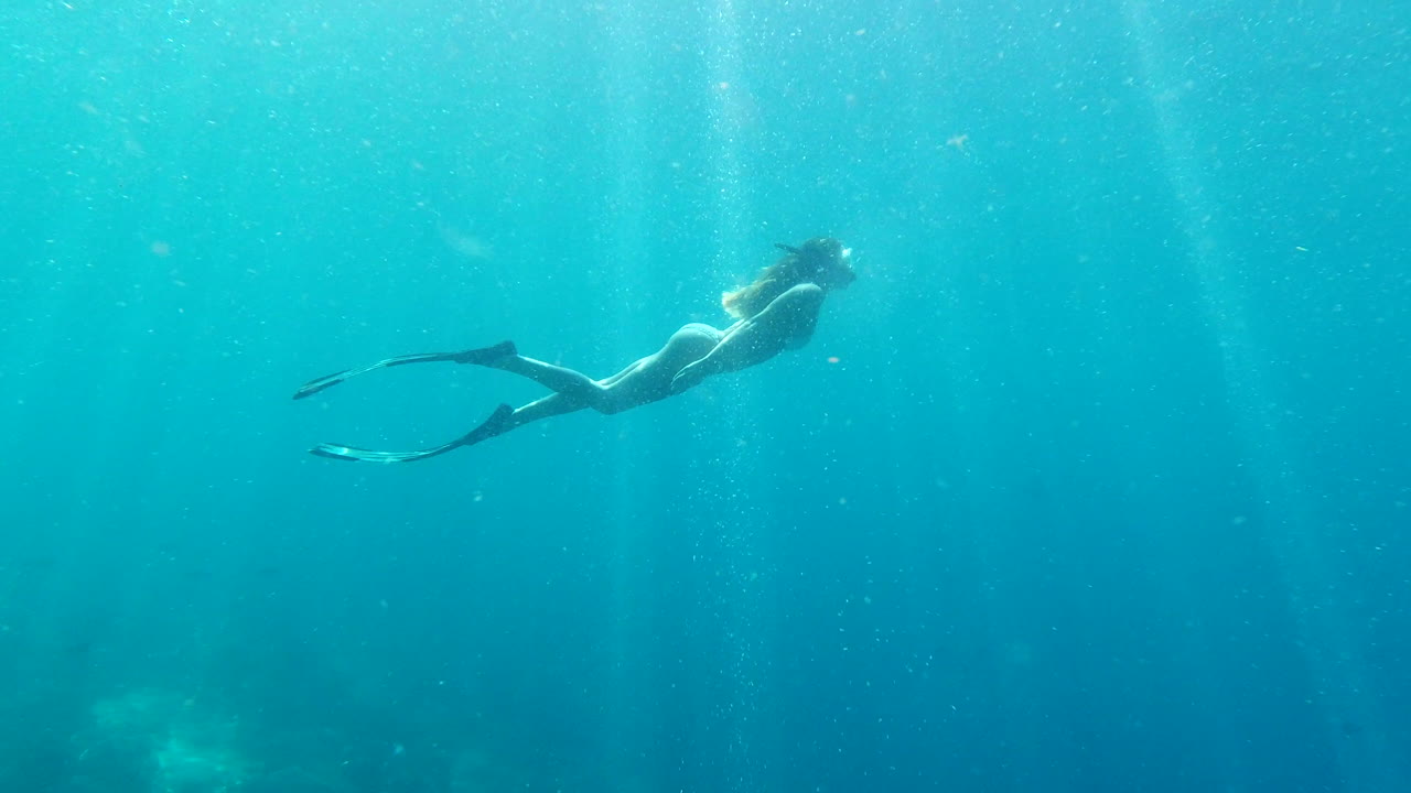 바다에서 수영하는 여자