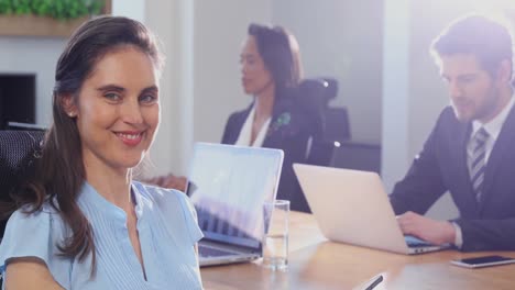 Weibliche-Führungskraft-Nutzt-Digitales-Tablet,-Während-Kollegen-Im-Hintergrund-4k-Arbeiten