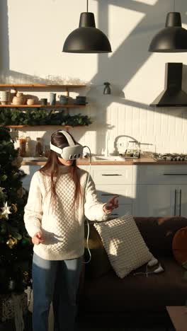 mujer experimentando realidad virtual en una acogedora cocina navideña