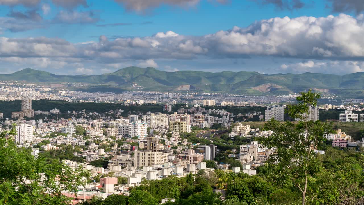 아름다운 풍경과 시내 풍경, 도시와 산 위를 지나가는 구름의 시간 경과, 인도