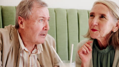 una pareja de ancianos disfrutando de batidos.
