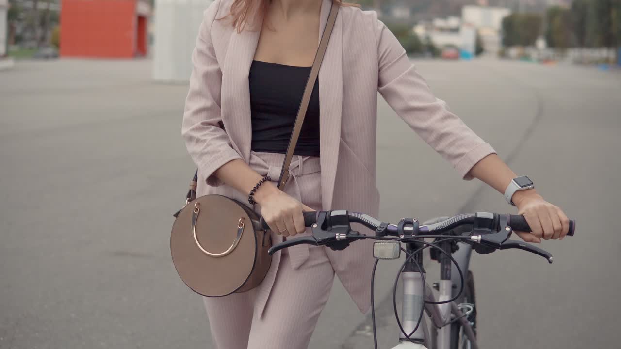 비즈니스 슈트 를 입은 자전거 를 타는 여자
