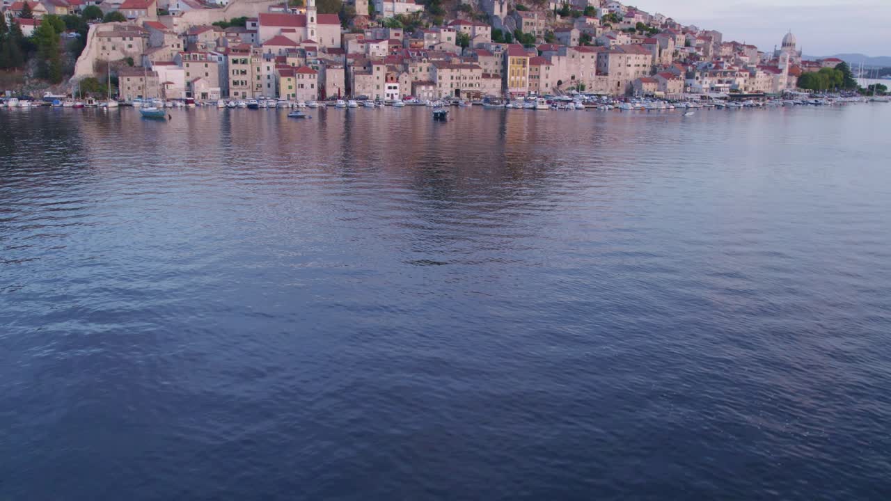 Inquadratura che rivela la città di Sebenico in Croazia con San