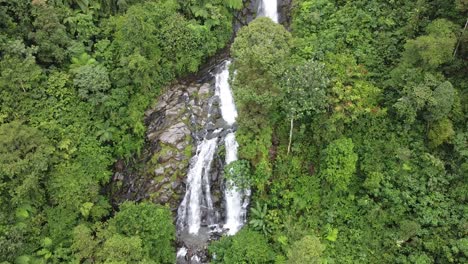 video de drones de una cascada intacta en la selva profunda de sumatra - indonesia