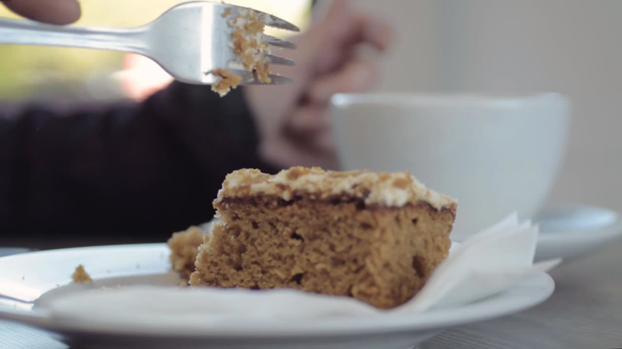 커피와 당근 케이크 한잔을 즐기는 카페의 식당