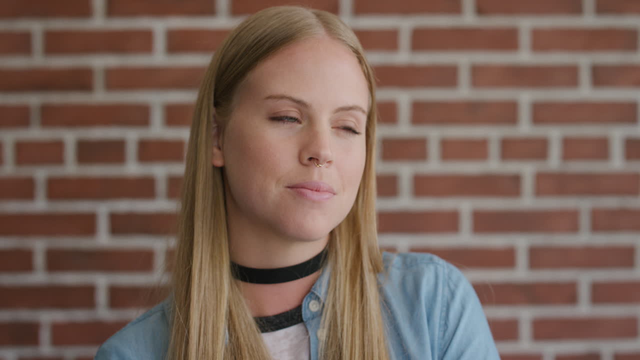 retrato mujer rubia atractiva y exitosa sonriente tímida disfrutando del éxito del estilo de vida mujer caucásica independiente