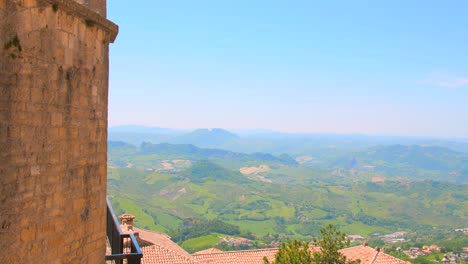 Historische-Festungsmauern-In-Der-Mittelalterlichen-Stadt-San-Marino-In-Monte-Titano,-Italien