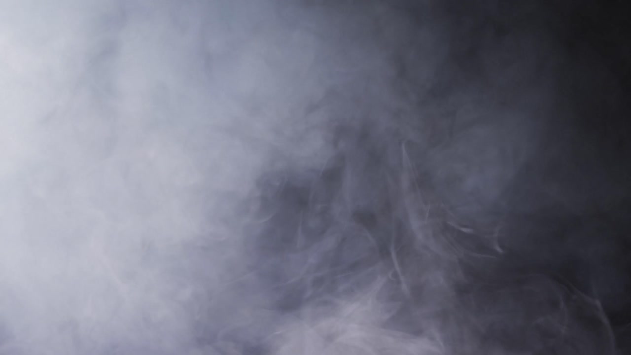 video de nubes blancas de humo moviéndose con espacio de copia en fondo negro