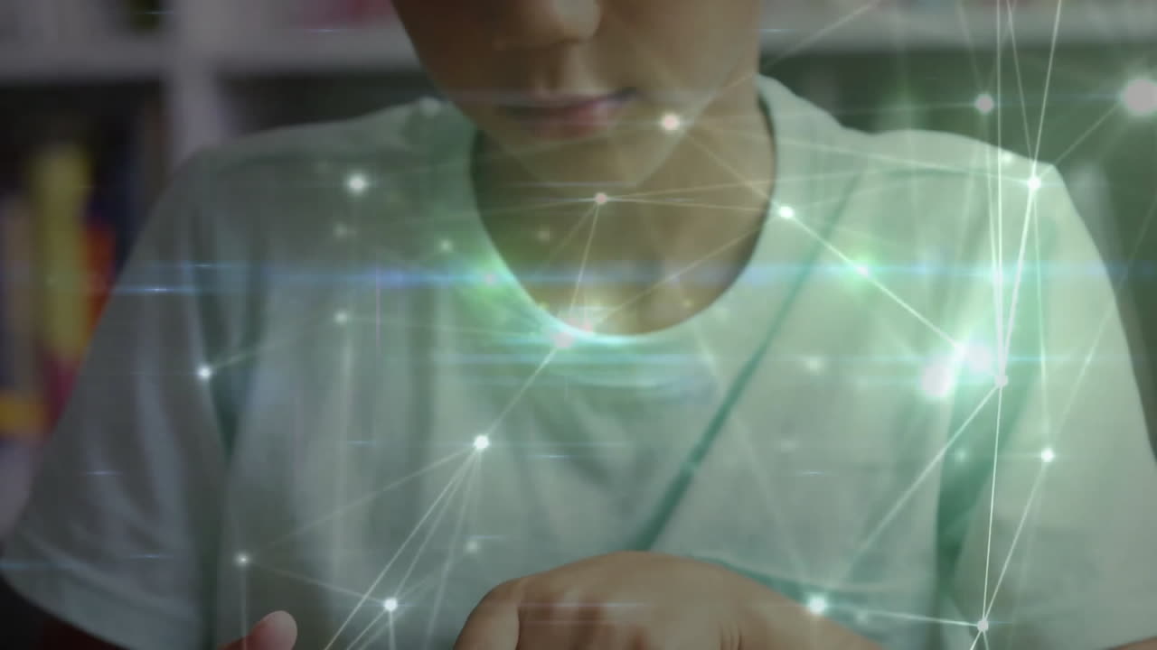 animación de una red de conexiones sobre un escolar biracial usando una tableta