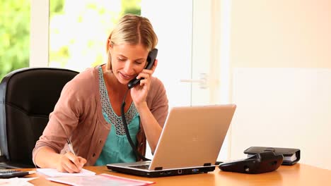 Frau-Spricht-Am-Telefon