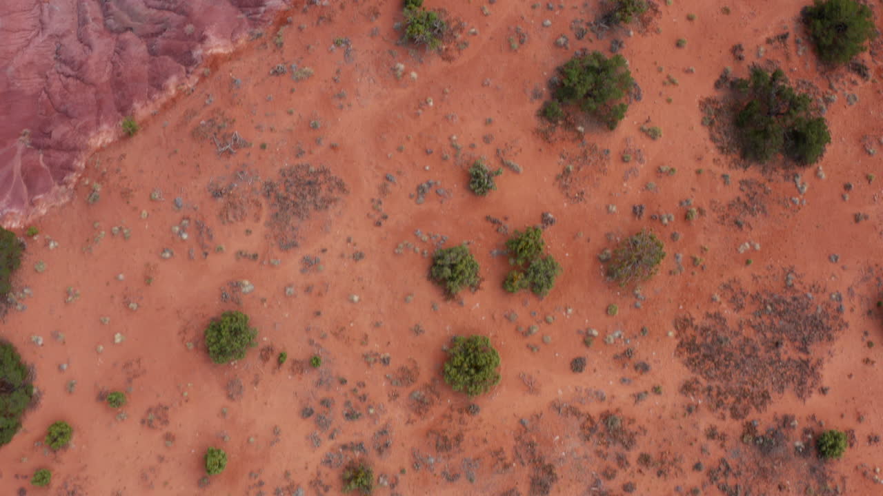 птичий полет над красочным скальным образованием в окрестностях города туба, аз