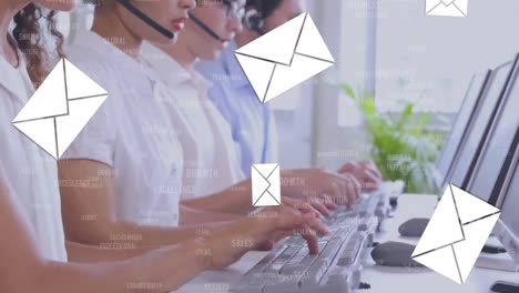 animación de iconos de redes sociales sobre personas que usan auriculares de teléfono