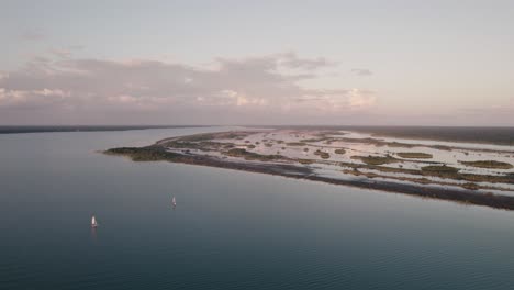 Veleros-Navegando-Bacalar-En-Quintana-Roo,-Mexico-Al-Atardecer