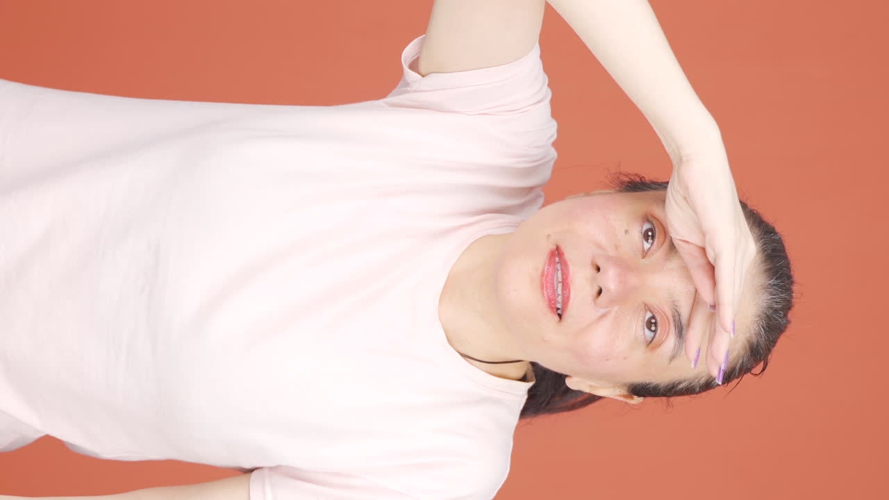 ⁇ 안경을 착용한 여성의 수직 비디오가 멀리 보입니다.