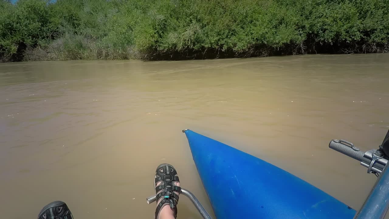 toma pov de una mujer con brazos tatuados remando girando un catamarán inflable en el río gunnison